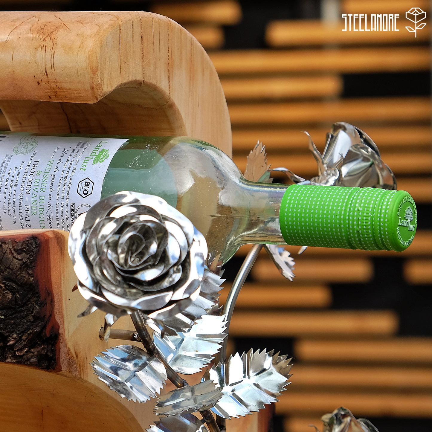 Weinregal mit Stahlrosen aus Holz