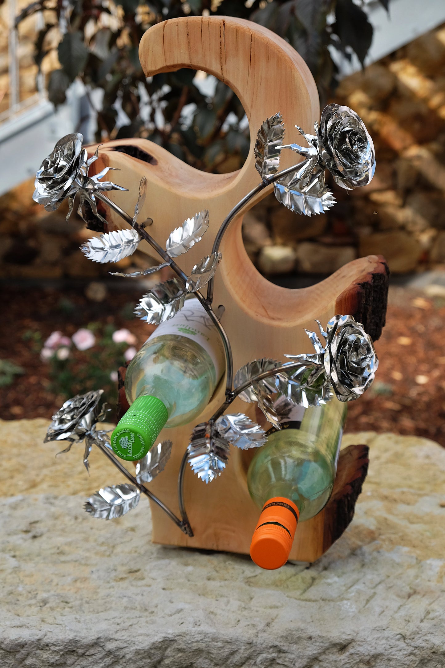 Weinregal mit Stahlrosen aus Holz