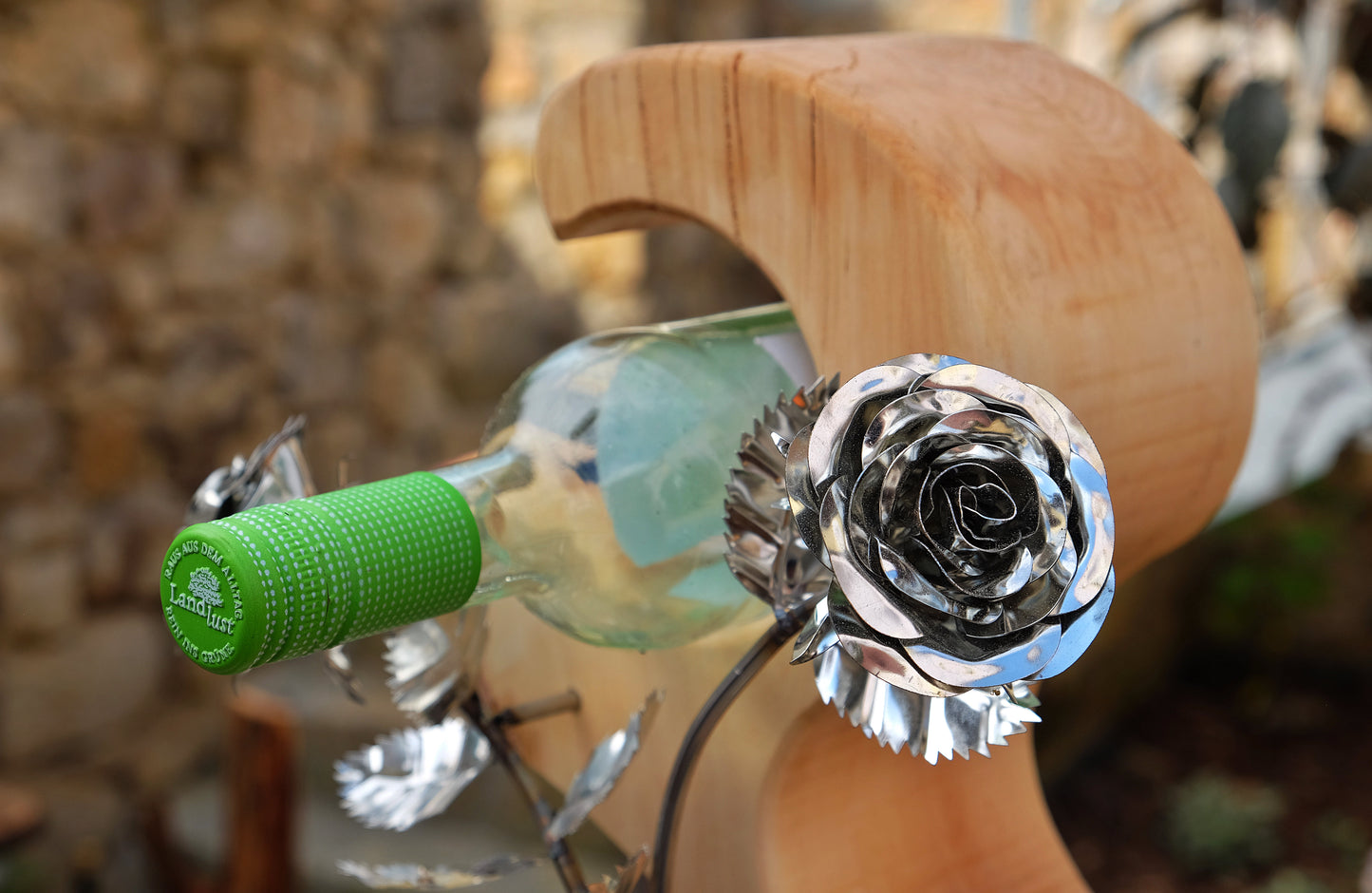Weinregal mit Stahlrosen aus Holz