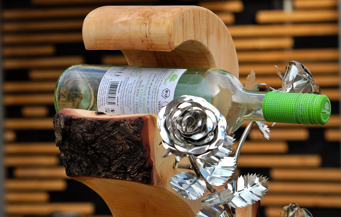 Weinregal mit Stahlrosen aus Holz