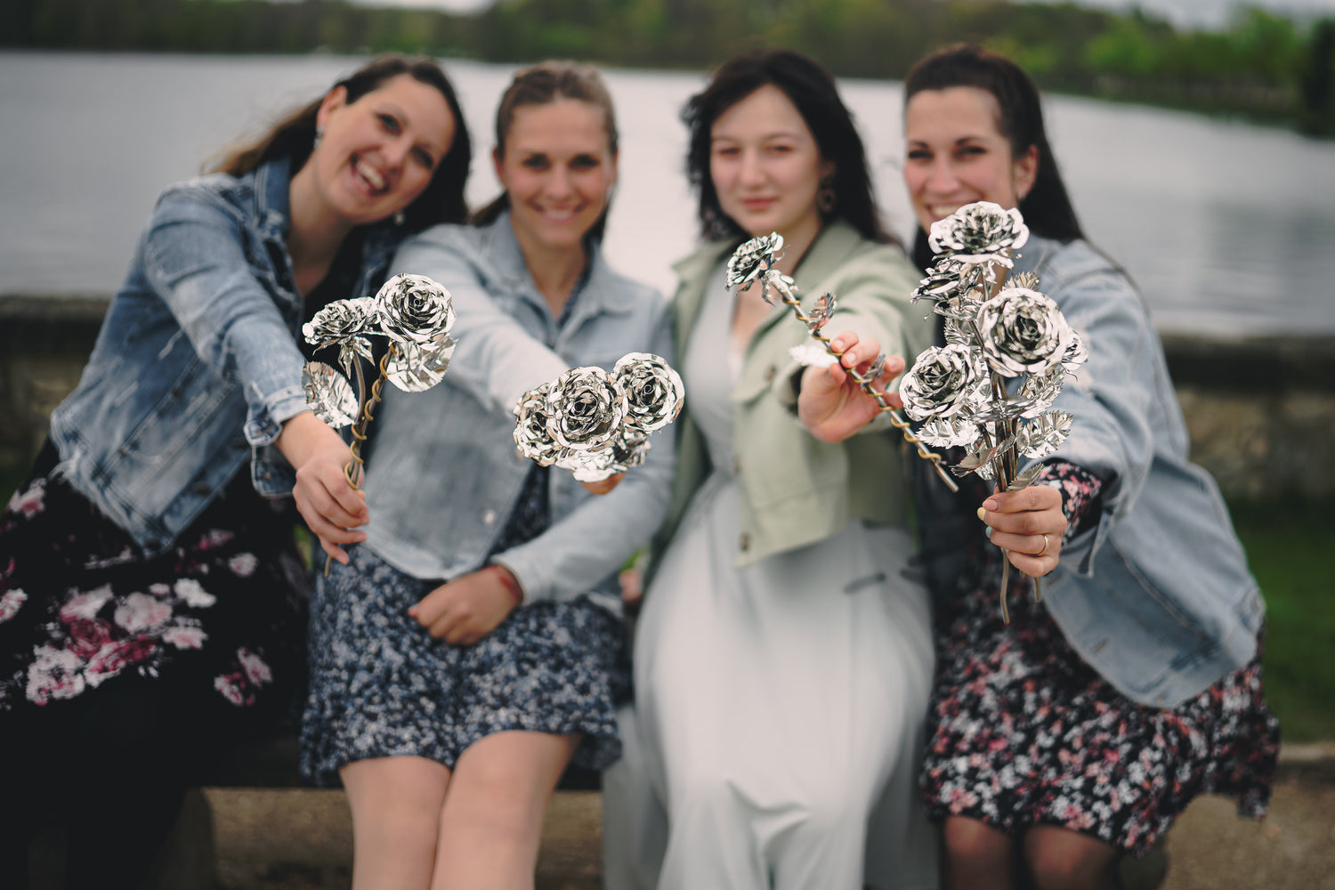 Vier Frauen mit Stahlrosen silber von Steelamore