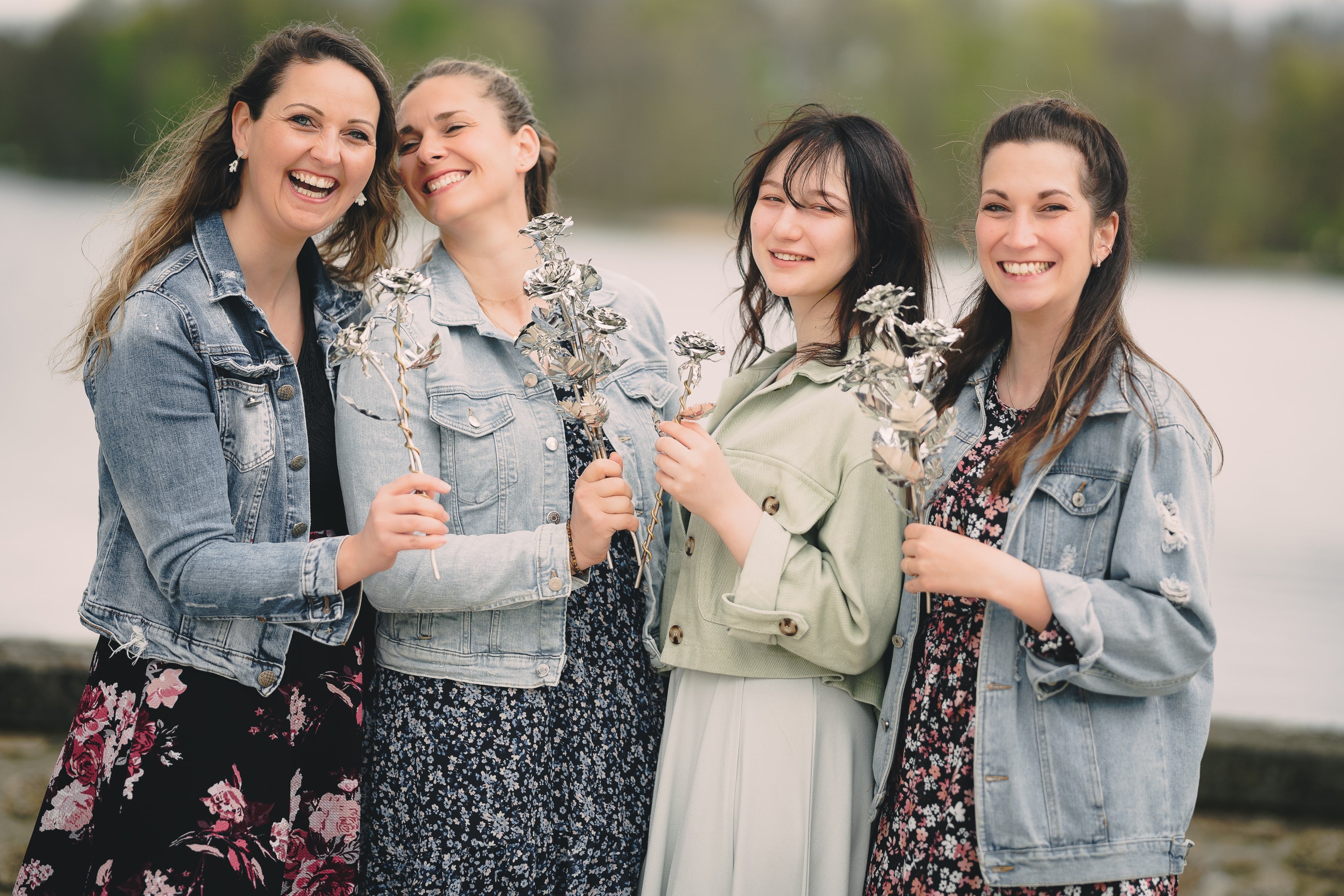 Vier Frauen mit silbernen Stahlrosen von Steelamore