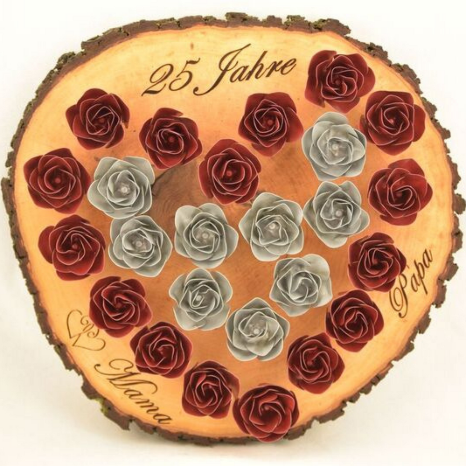 Rindenscheibe auf der 16 roten und 9 silbernen Rosen aus Edelstahl stehen, umrandet von einer Gravur mit der Aufschrift "25 Jahre Mama und Papa", Rosen aus Edelstahl in Handarbeit gefertigt, Draufsicht