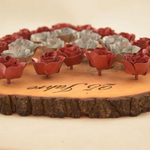 Rindenscheibe auf der 16 roten und 9 silbernen Rosen aus Edelstahl stehen, umrandet von einer Gravur mit der Aufschrift "25 Jahre Mama und Papa", Rosen aus Edelstahl in Handarbeit gefertigt, Seitenansicht