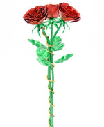 Strauß aus drei haltbaren Rosen aus veredeltem Stahl, rote Rosenblütenblätter, grüner Rosenstiel aus Edelstahl mit grünen Blättern umschlungen mit einer goldenen Zierkette aus Edelstahl in Handarbeit gefertigt