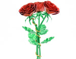 Strauß aus drei haltbaren Rosen aus veredeltem Stahl, rote Rosenblütenblätter, grüner Rosenstiel aus Edelstahl mit grünen Blättern umschlungen mit einer goldenen Zierkette aus Edelstahl in Handarbeit gefertigt