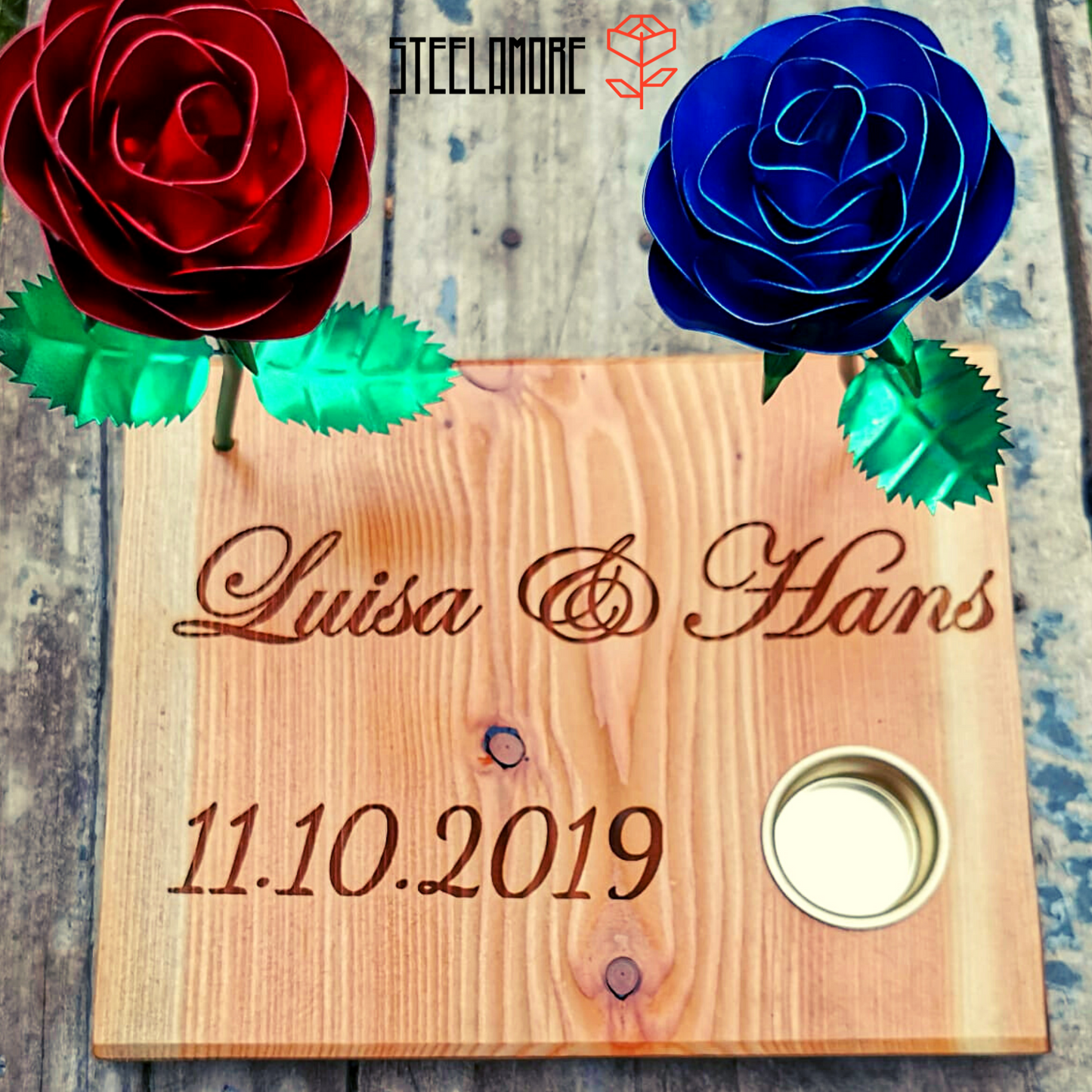 Holzscheibe mit Gravur und Teelichthalter eine blaue Rose mit grünen Rosenblättern und grünem Rosenstiel