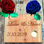 Holzscheibe mit Gravur und Teelichthalter eine blaue Rose mit grünen Rosenblättern und grünem Rosenstiel