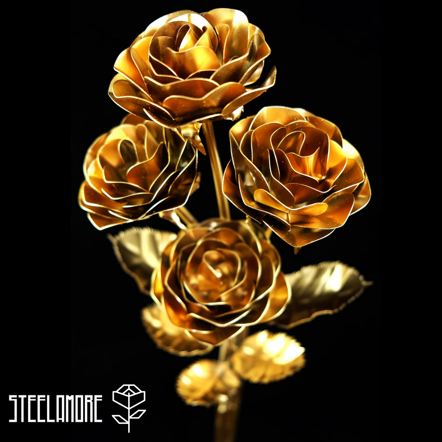 Rosenstrauß mit vier goldenen Rosen aus edlemen Stahl, goldene Rosenblätter, goldener Rosenstiel, goldene Blätter, Vogelperspektive