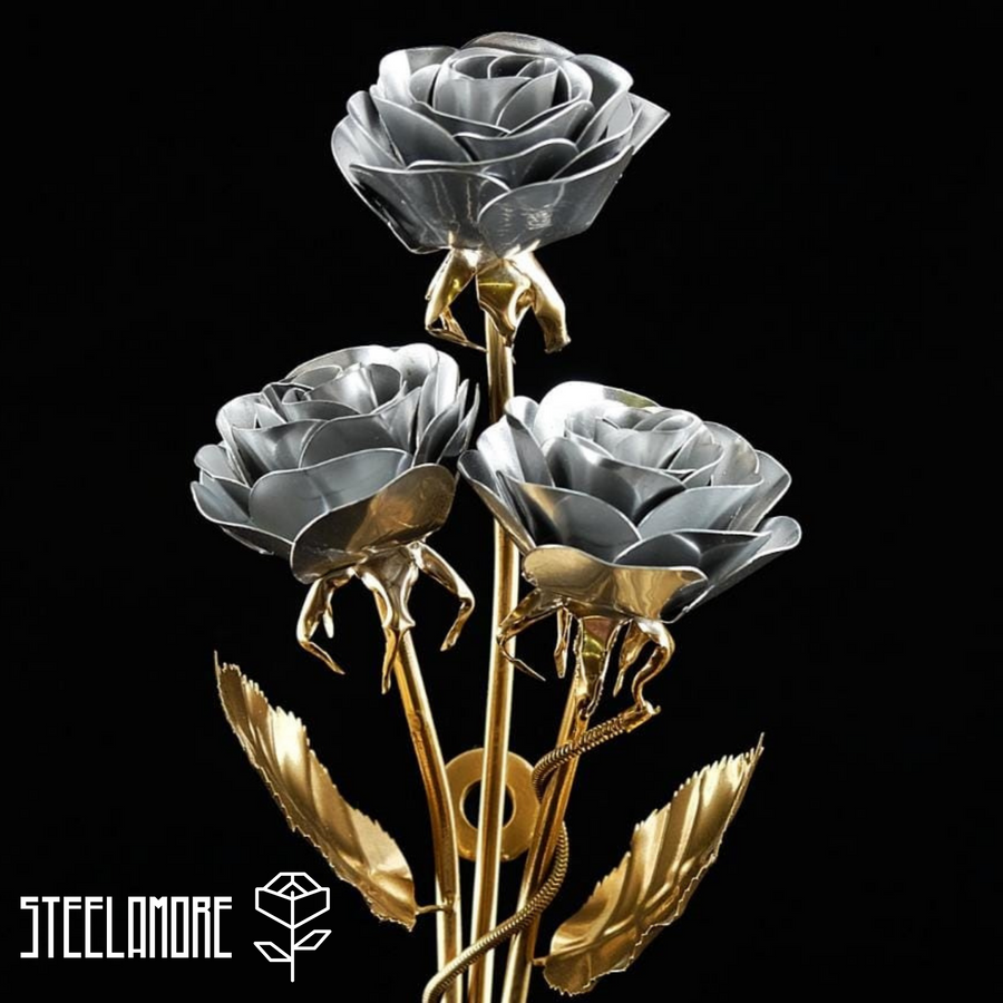 Drei Rosen aus Edelstahl, silbern goldener Rosenstrauß, silberne Rosenblätter, goldener Rosenstiel, goldene Blätter, Rosen für Wanddekroation, Dekorosen mit Wandhalterung, goldene Zierkette