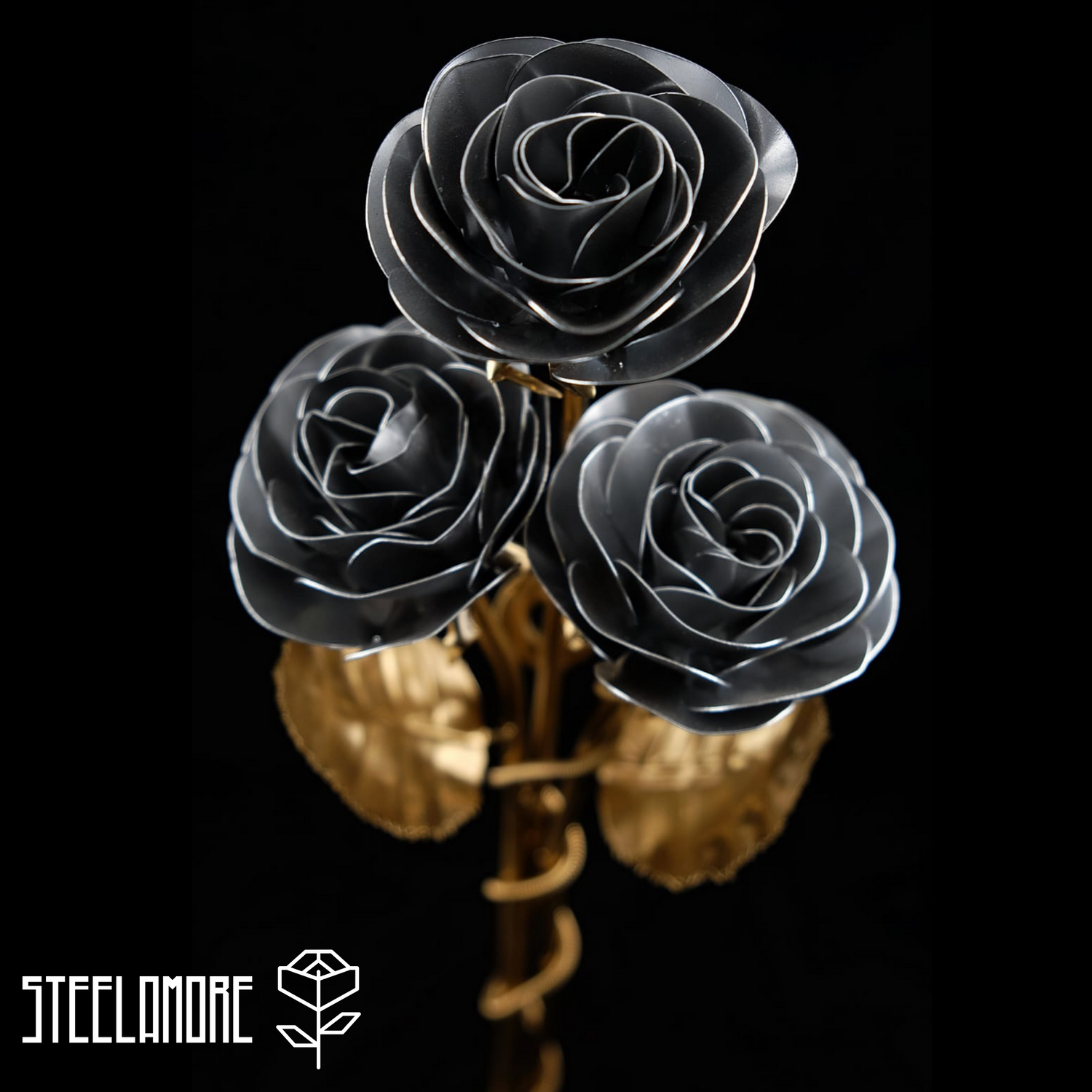 Drei Rosen aus Edelstahl, silbern goldener Rosenstrauß, silberne Rosenblätter, goldener Rosenstiel, goldene Blätter, Rosen für Wanddekroation, Dekorosen mit Wandhalterung, goldene Zierkette