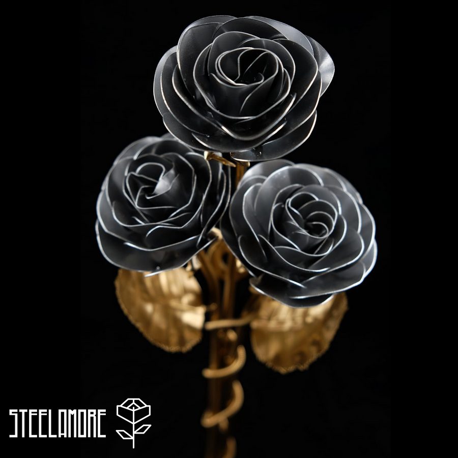 Drei Rosen aus Edelstahl, silbern goldener Rosenstrauß, silberne Rosenblätter, goldener Rosenstiel, goldene Blätter, Rosen für Wanddekroation, Dekorosen mit Wandhalterung, goldene Zierkette
