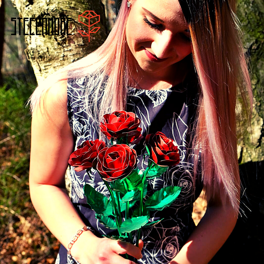 junge Frau mit Rosenstrauß aus edlem Stahl, Blütenblätter rot, Rosenstiel und Rosenblätter grün, fünf rote Rosen aus veredeltem Stahl