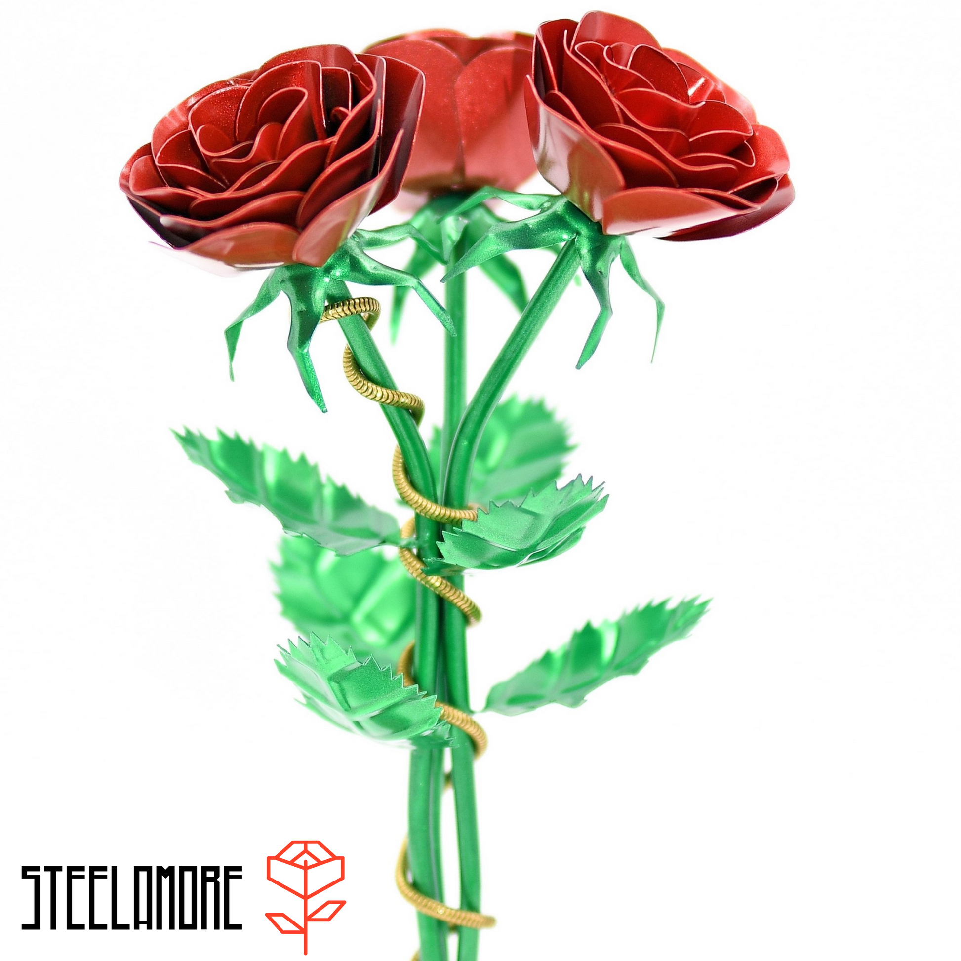Rosenstrauß aus drei Stahlrosen mit roten Rosenblütenblätter, grünem Stiel und Blättern sowie goldener Zierkette