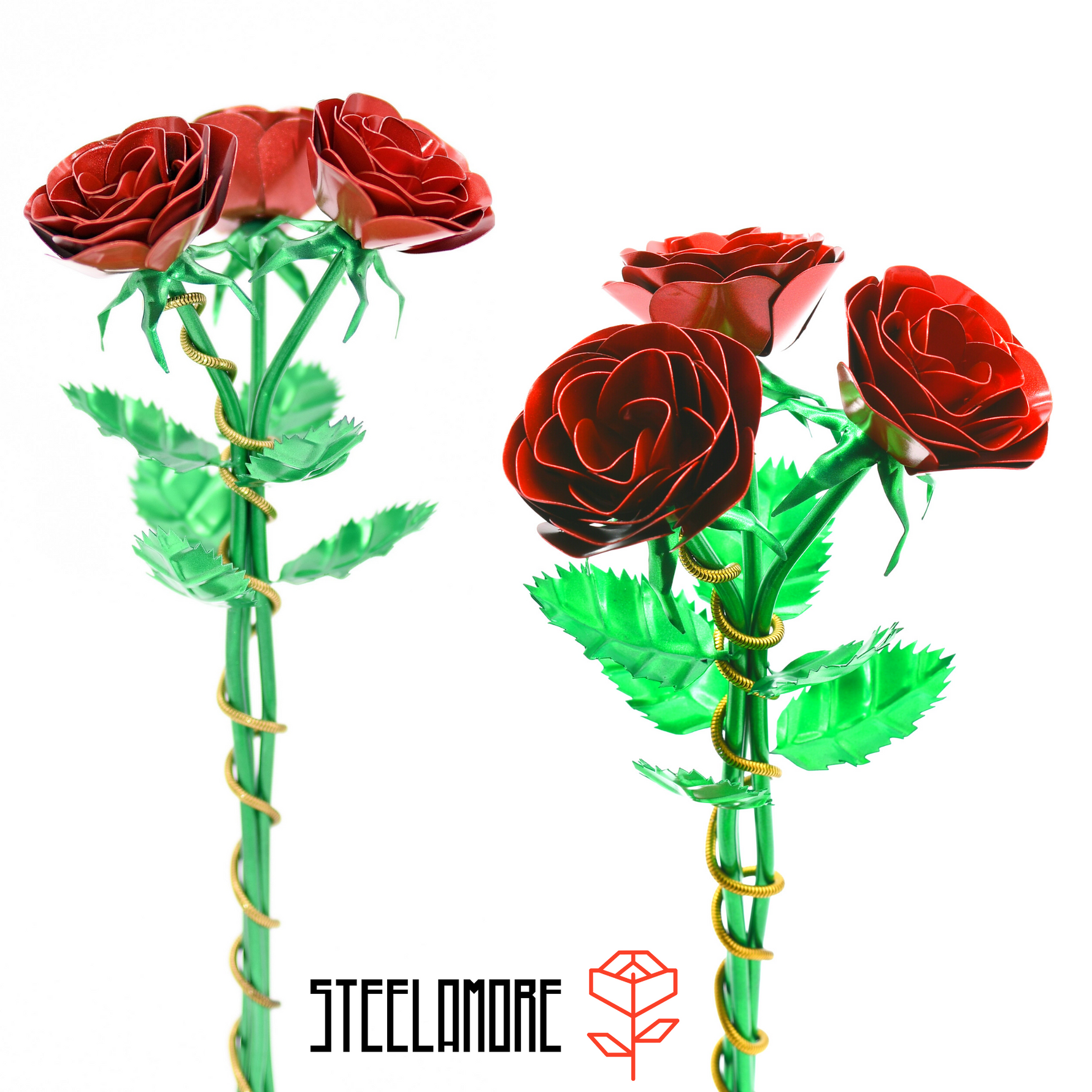 Rosenstrauß aus drei Stahlrosen mit roten Rosenblütenblätter, grünem Stiel und Blättern sowie goldener Zierkette