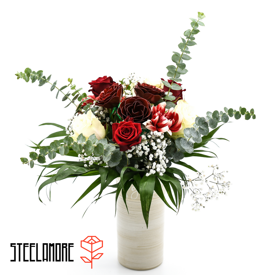 Strauß mit weißen und roten Rosen in einem grünen Buket steht in einer Vase, die drei Rosen in der Mitte sind Edelstahlrosen, die anderen Blumen sind echte Blumen 