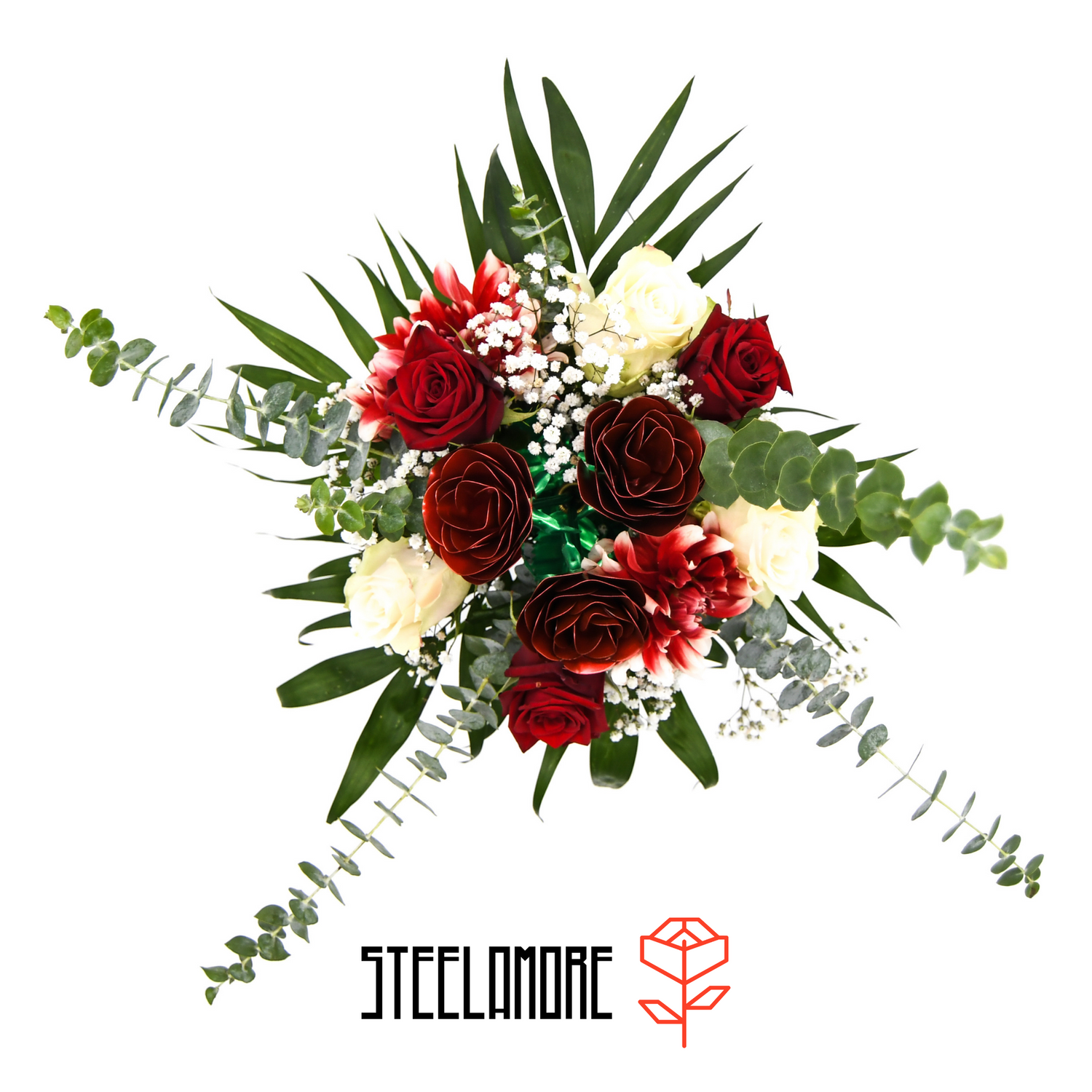 Strauß mit weißen und roten Rosen in einem grünen Buket, die drei Rosen in der Mitte sind Edelstahlrosen, die anderen Blumen sind echte Blumen 