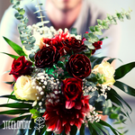Strauß mit weißen und roten Rosen in einem grünen Buket, die drei Rosen in der Mitte sind Edelstahlrosen, die anderen Blumen sind echte Blumen 