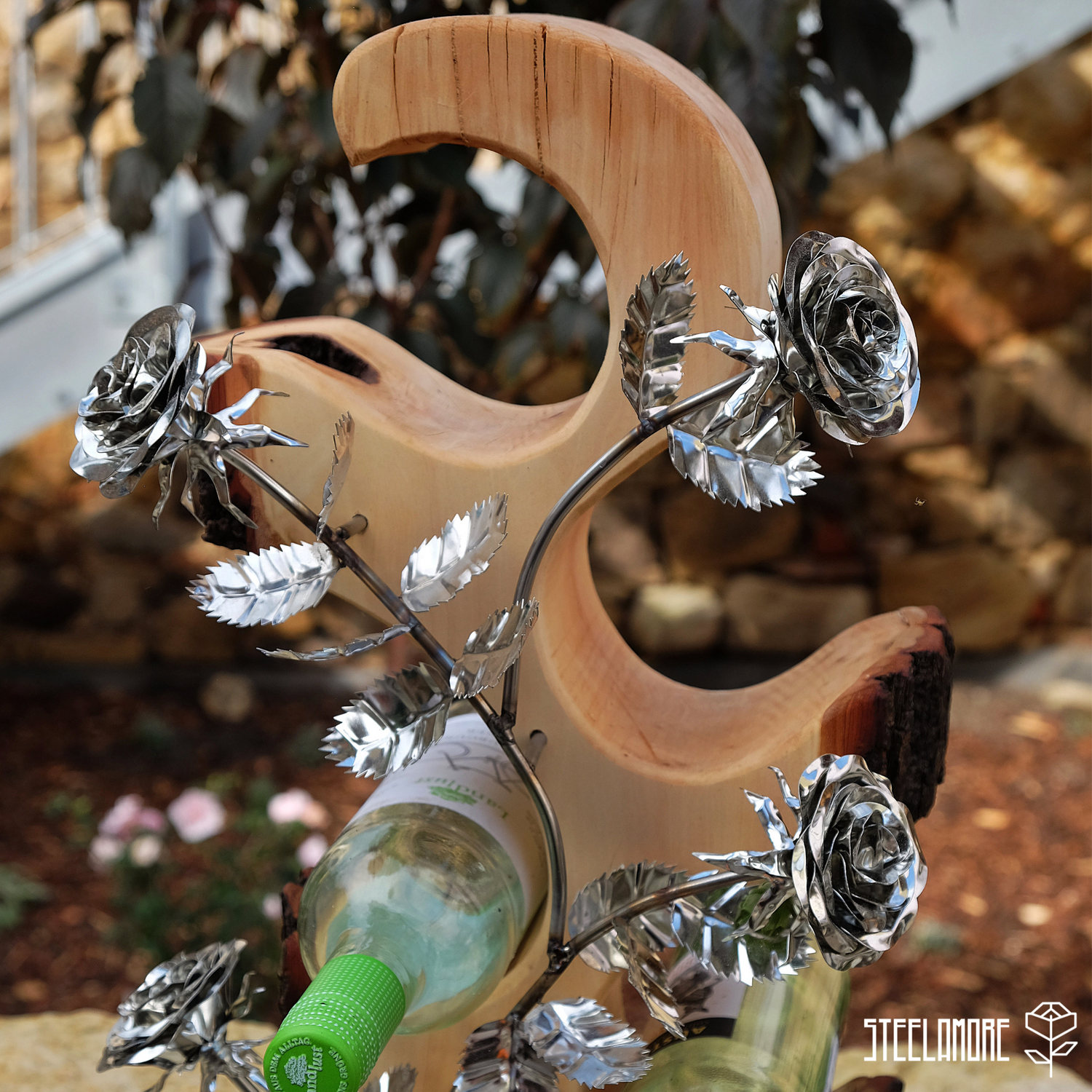 Weinregal mit Stahlrosen aus Holz